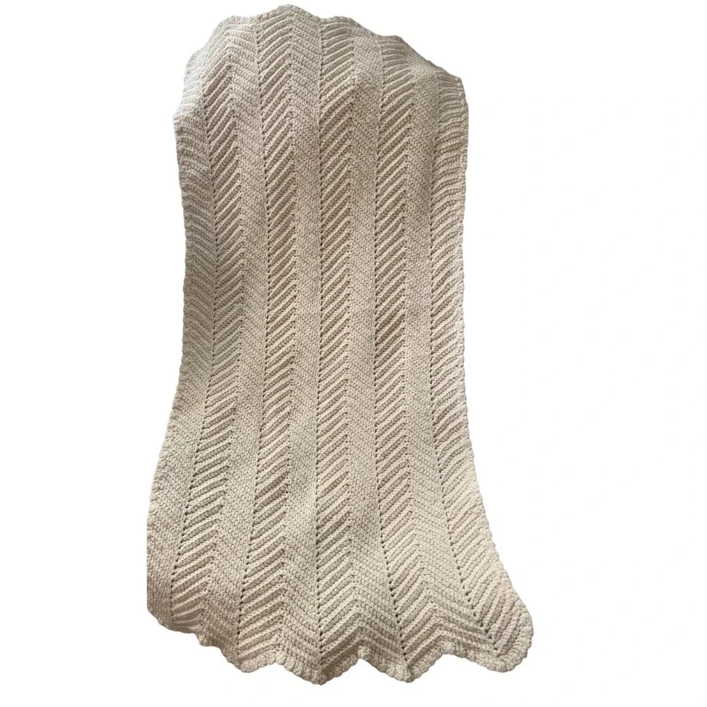 Handmade Crochet Baby Blanket Cream Off White Chevron Ripple Scalloped Edge Knit